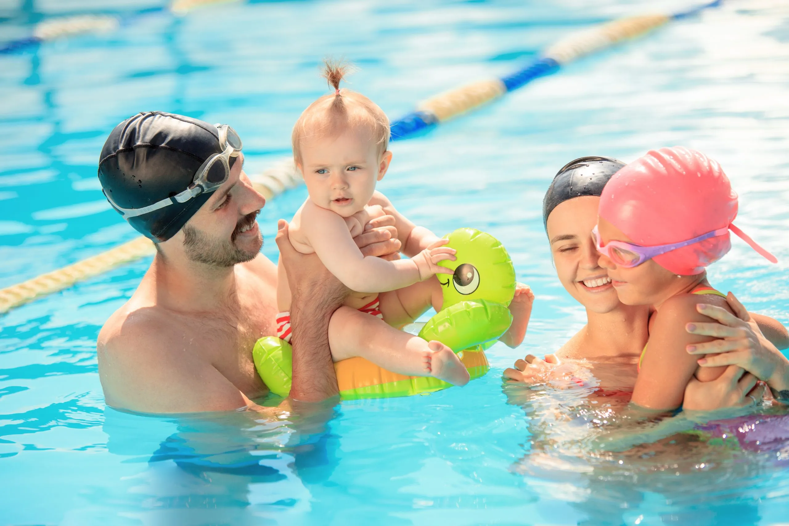 Familia divirtiéndose junto a una piscina