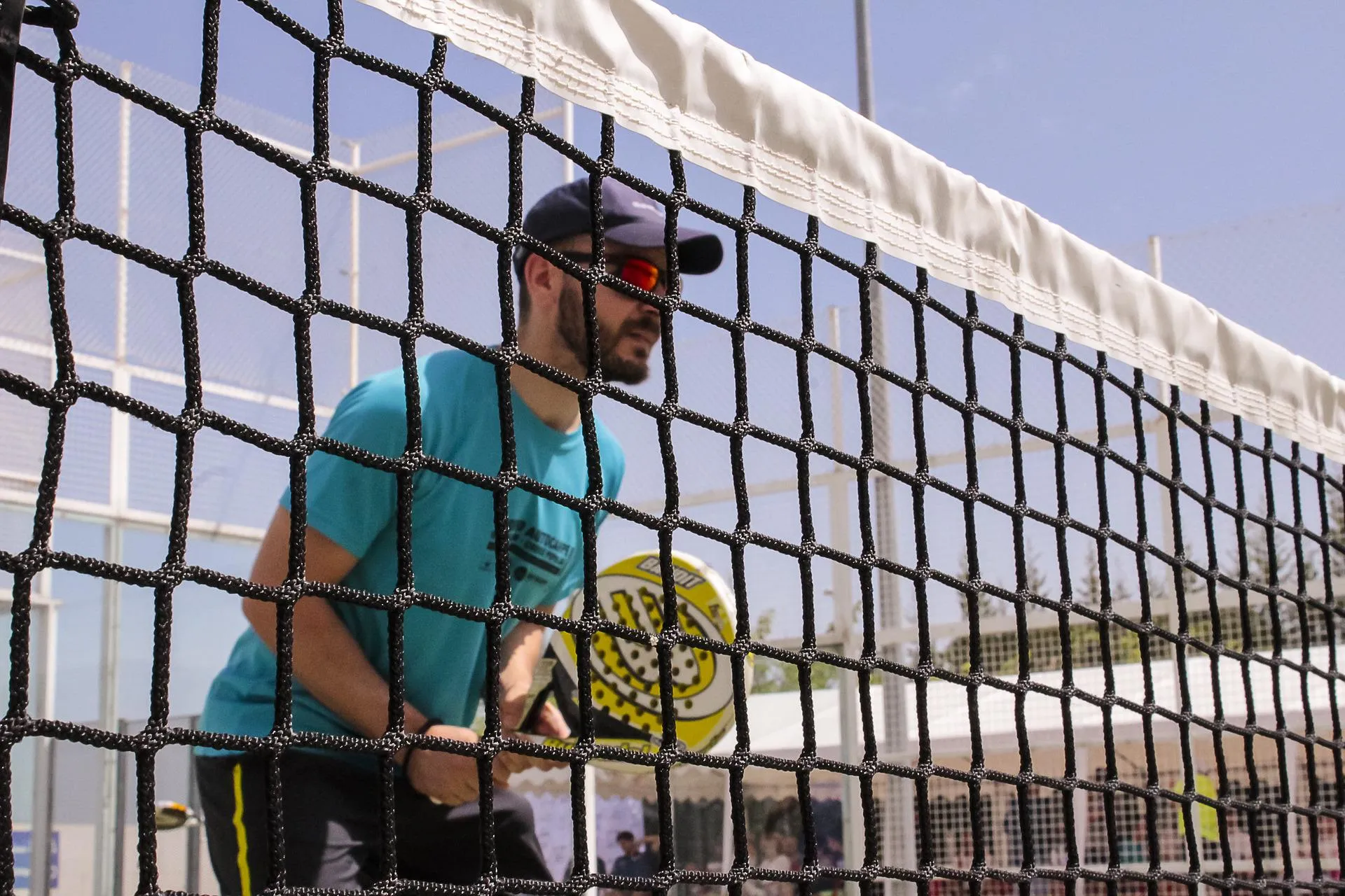 Jugadores disputando un punto en una pista de pádel